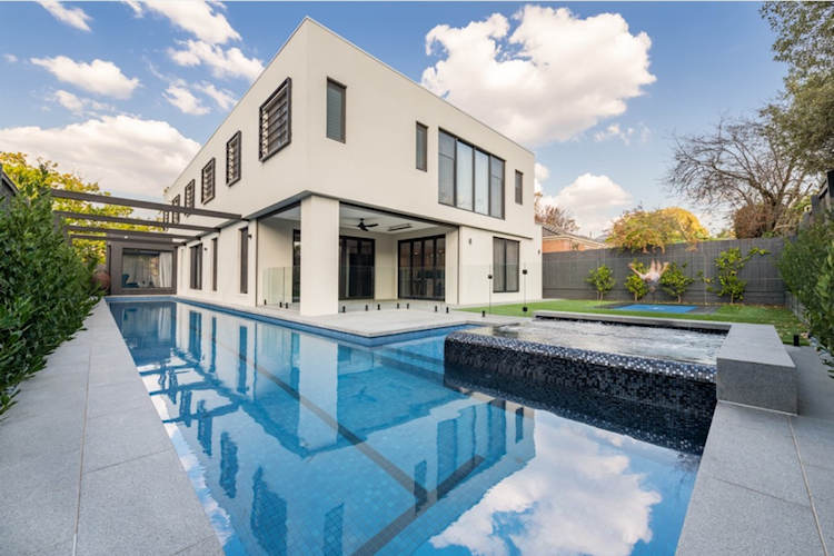 Features to consider when building your concrete swimming pool